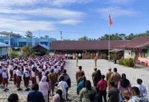 SD Negeri Inpres Satu Waren Waropen Sambut Murid Baru Dengan Upacara