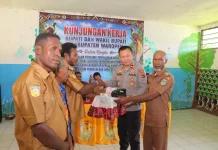 Polres Waropen Amankan Kunker Bupati Penyaluran Dana Desa Tahap Pertama