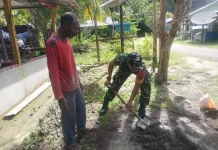 Babinsa Gotong Royong Bersama Warga Kampung Sarawandori
