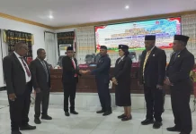 Pemerintah Waropen Serahkan Materi Raperda dalam Paripurna DPRK Resmi
