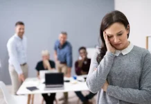 Dikritik Didepan Umum, Cobalah Lakukan Trik Ini Biar Kamu Tetap Terlihat Berwibawa