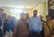 Alumni  Uncen Jayapura Mahasiswa KKN Bantu Pembuatan Alamat