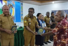 Bupati Waropen Luncurkan Penerjemahan Alkitab Bahasa Waropen