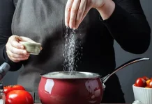 Bahaya Mengintai, Ini akibat Kebiasaan Makan Garam Terlalu Banyak