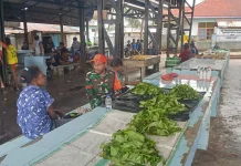 Babinsa Ansus Dampingi Warga Pasarkan Hasil Kebun.