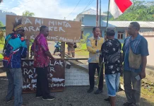 Wabup Yapen Buka Palang Jalan ke Kampung Manaini