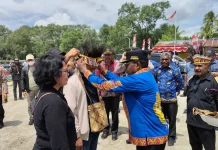 Pemda Waropen Resmi Sambut Kapolres Baru Dengan Prosesi Adat Waropen