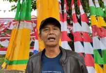 Pedagang Waropen Jual Aksesoris Merah Putih Sambut Kemerdekaan RI