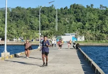 Masyarakat Waropen Manfaatkan Pelabuhan Waren Sebagai Sarana Olahraga Sore