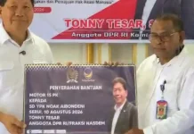 Anggota DPR RI Fraksi NasDem Tonny Tesar Serahkan Bantuan Motor Laut 15 PK