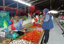 Perindag Yapen Pantau Harga Bahan Pokok dan Hasil Pertanian di Pasar Aroro Iroro