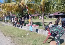 Babinsa, Warga dan Mahasiswa KKN Uncen Bersihkan Kantor Distrik Angkaisera