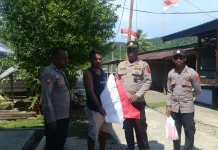 Sambut HUT Kemerdekaan RI-81 Polsek Poom Bagikan Bendera Kepada Warga