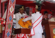 Waropen Gelar Upacara Penurunan Bendera HUT RI ke-81 dengan Khidmat
