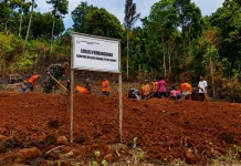 Warga dan Babinsa Ansus Siapkan Lokasi Kampung Nelayan Merah Putih di Ausem