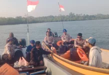 Polres Waropen Bersama Komunitas Speed Sanggei Cari Korban Speed Boat Hanyut