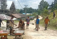 KKN Uncen dan Warga Empat Kampung Cor Jalan Muman