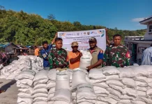 Babinsa Ansus Dampingi Penyaluran Bantuan Pangan Beras Yapen Barat dan Wonawa