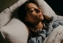 Tidur Cukup Ampuh Kurangi Kantung Mata Dibanding Eye Cream