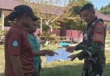 Babinsa Serui Lakukan Pendataan Akta Kelahiran Siswa di Tatui