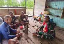 Babinsa Ansus Pererat Kedekatan dengan Masyarakat Kampung Maniri.
