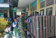 Babinsa Serui,Serka Santoso Pastikan MBG Tepat Sasaran.