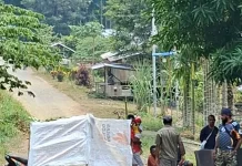 Ketua DPRK Yapen Buka Palang Jalan Trans Wadapi