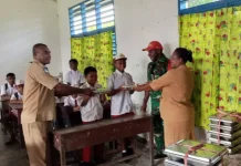 Babinsa Koramil 1709-01/Serui Distribusi MBG di SDN Panduami