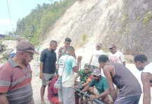 Babinsa Serui Gotong Warga Pemasangan Pipa Air Bersih