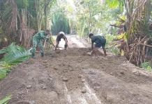 Babinsa dan Warga Rambai Kompak Benahi Akses Kampung Nelayang