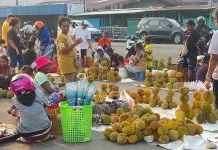 Musim Durian Ramai di Pasar Aroro Iroro Serui