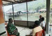 Babinsa Serui Ajak Masyarakat Aiwaranggani Jaga Kebersihan Keamanan