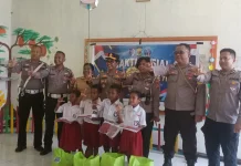 Polres Yapen Salurkan Seragam Sekolah dan Sembako Sambut HUT Lantas ke-71