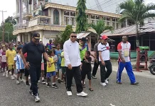 Bupati Yapen Lepas Peserta Jalan Santai dalam Rangka Bulan Bina Keluarga