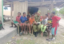 Babinsa Mengajar, Anak-anak Kampung Sarawandori Baca Tulis