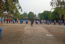 Babinsa, Siswa SMP Negeri 2 Serui Olahraga Generasi Sehat