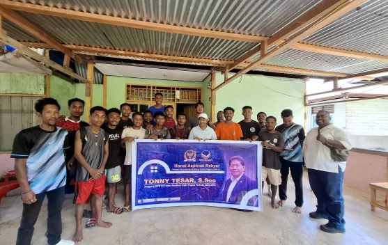 Apresiasi Tim Sepak Bola Ampimoi Bantua Seragam Bola