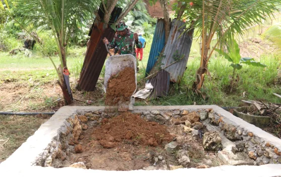 TMMD 127 TNI Warga Bangun Bak Penampung Air