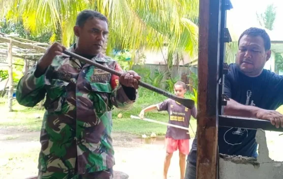 Babinsa Warbah Turun Tangan Perbaiki Rumah Ibadah