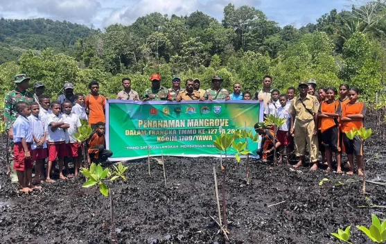 Satgas TMMD 127 Tanam 1.000 Pohon  Kampung Rembai