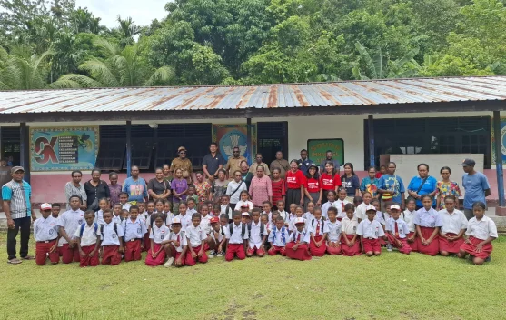 Yayasan Tangan Pengharapan Hadir SD YPK Immanuel Ambai