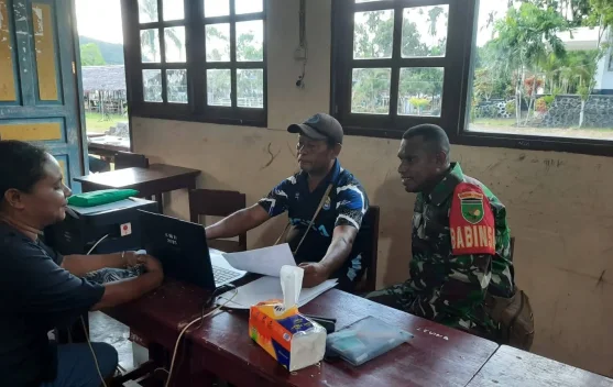 Babinsa Koramil Ansus Dampingi Pelayanan Jebol Distrik Poom