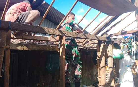 Aksi Nyata Babinsa Ansus, Perbaiki Atap Rumah di Inowa