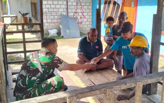Babinsa Serui  Jaga Keamanan dan Waspada Cuaca Ekstrem