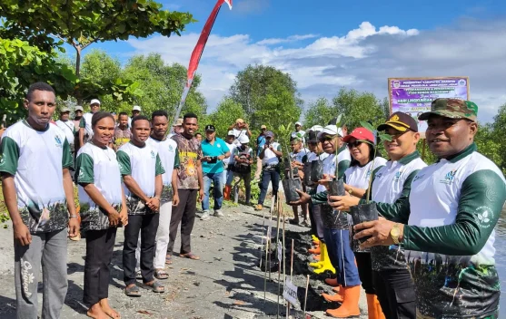 Bupati Waropen Ajak ASN Jaga Lingkungan