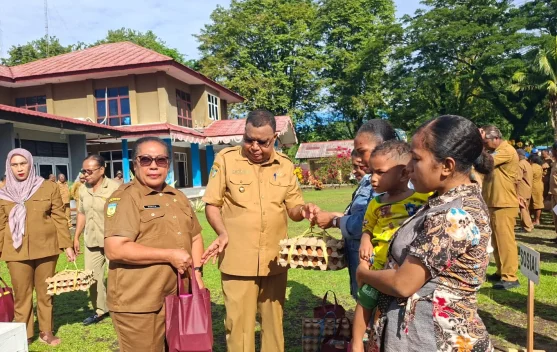 Pemda Yapen Launching Genting  dan Pemberian Sembako