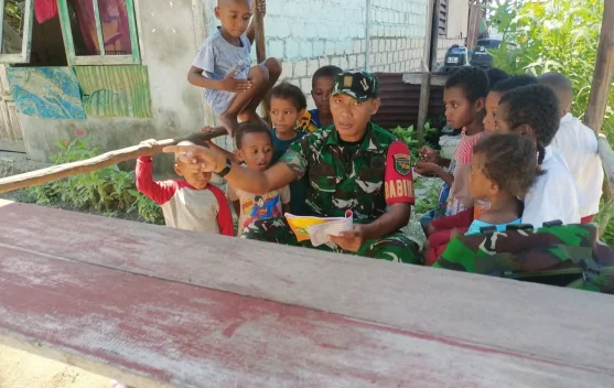 Babinsa  Tanamkan Semangat Belajar kepada Anak-anak Sarawandori