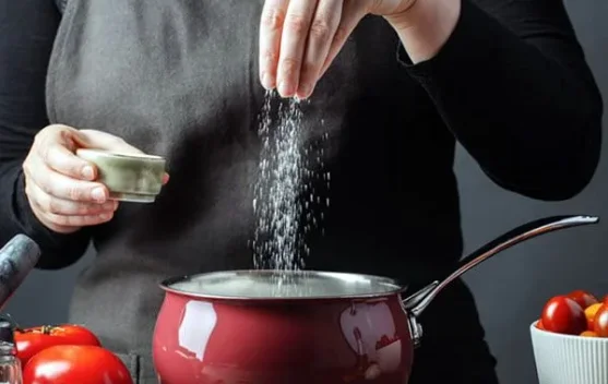 Bahaya Mengintai, Ini akibat Kebiasaan Makan Garam Terlalu Banyak
