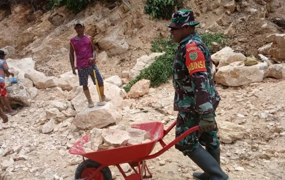 Dukung Perekonomian dan Pembangunan, Babinsa Warga Kumpulkan Material Batu