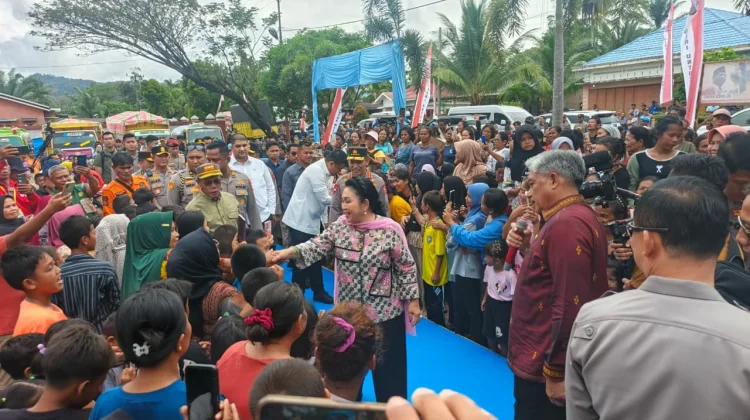 Titiek Soeharto Serahkan Bantuan untuk Korban Bencana Tapteng